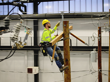 Lineman apprentice candidate performing a test