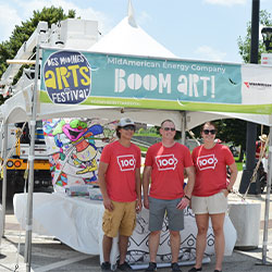 MidAmerican Employees volunteering at art fest in Des Moines